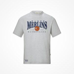 Ein hellgraues T-Shirt mit dem Makro Merlins Basketball-Aufdruck in Marineblau und Orange auf der Brust, mit einer Basketball-Grafik. Die Phrase Hello Again ist in der Nähe des unteren Saums auf der linken Seite gedruckt.