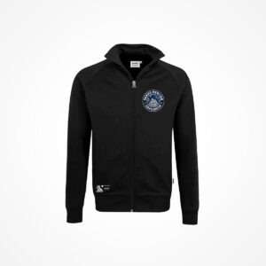 Eine schwarze Trainingsjacke mit Reißverschluss, hohem Kragen und langen Ärmeln. Sie hat einen runden blau-weißen Aufnäher auf der linken Brust und ein kleines weißes Branding am linken Saum. Der Hintergrund ist einfarbig weiß.