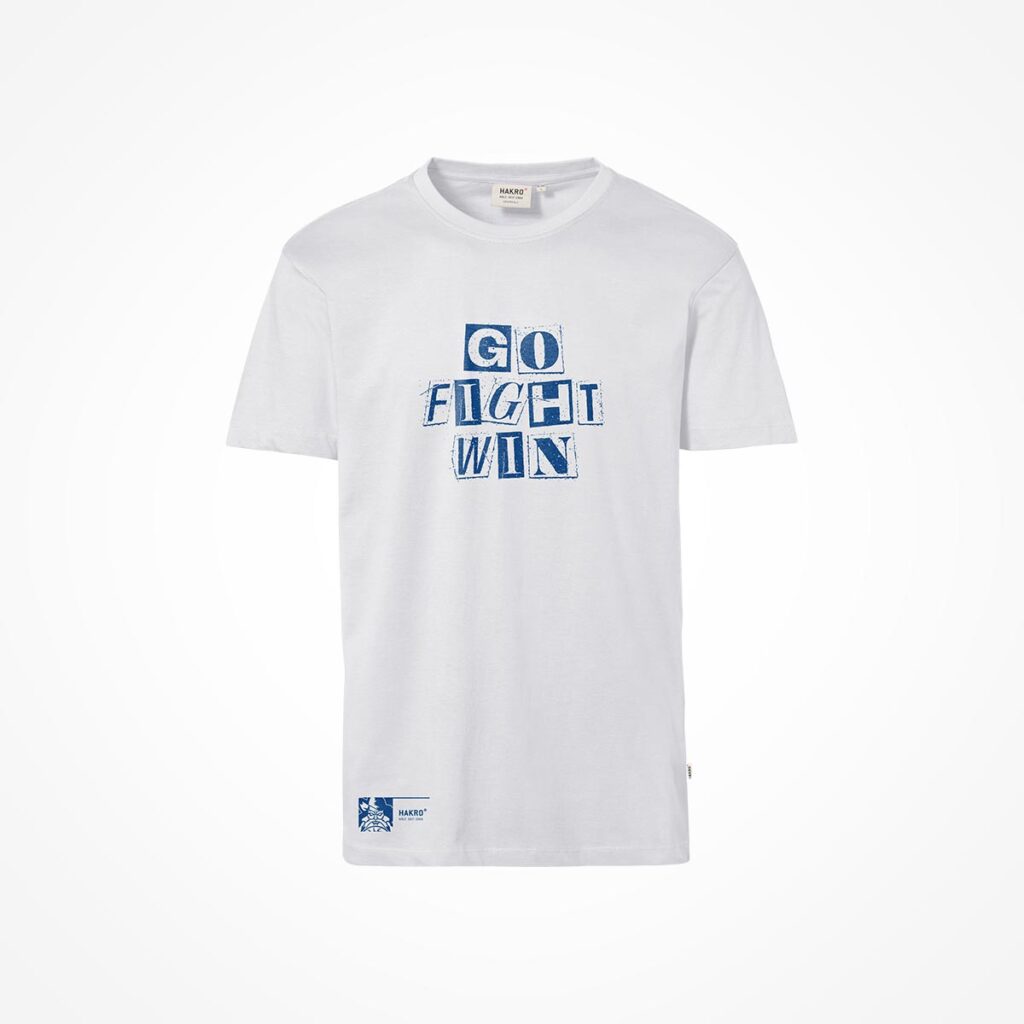 Weißes T-Shirt mit dem Schriftzug „GO FIGHT WIN“ in blauen Blockbuchstaben auf der Brust. Das Shirt wird vor einem schlichten weißen Hintergrund gezeigt.