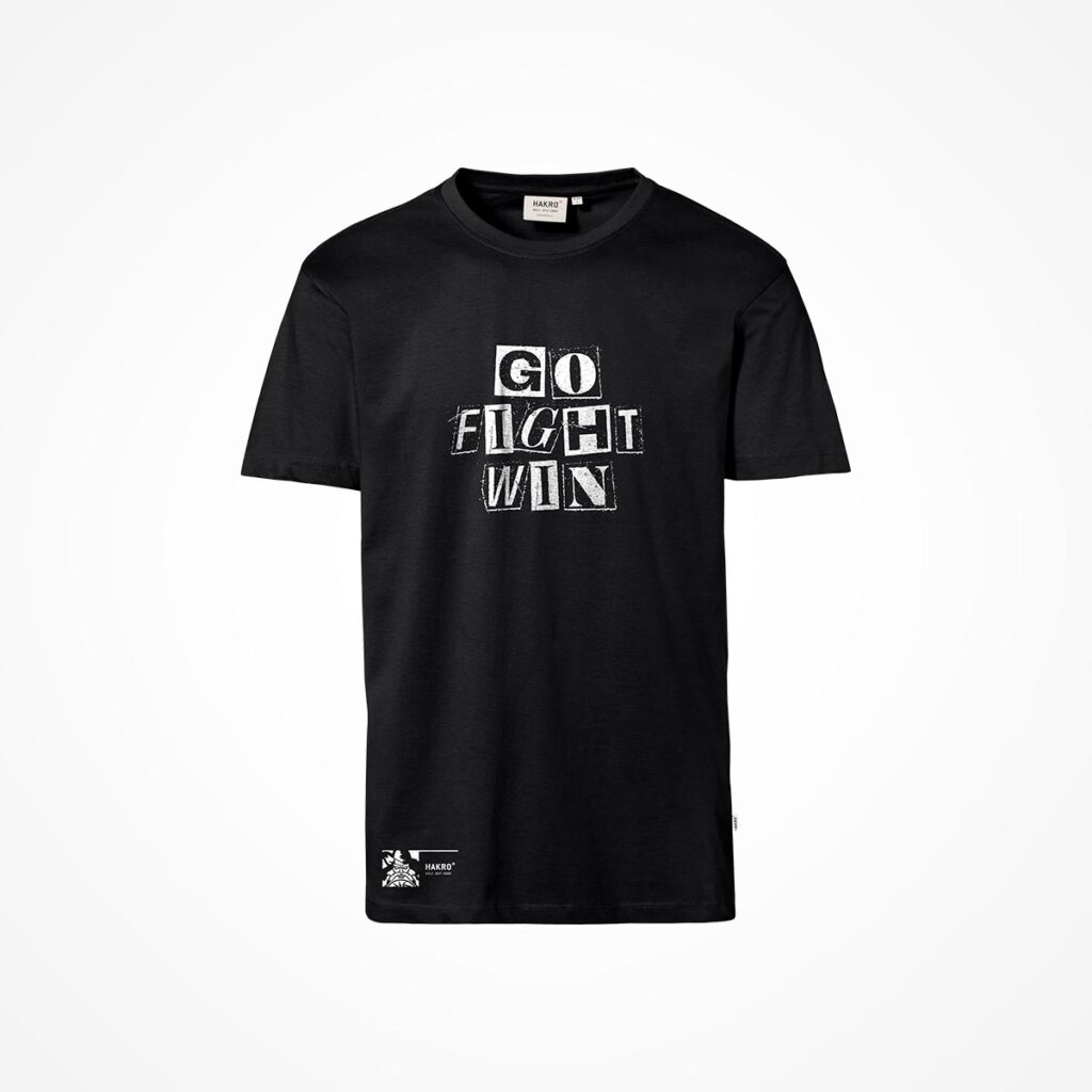 Schwarzes T-Shirt mit auffälligem weißem Schriftzug auf der Vorderseite: „GO FIGHT WIN“ im Cut-Out-Stil. Unten links am Saum befindet sich ein kleines weißes Logo. Der Hintergrund ist weiß.