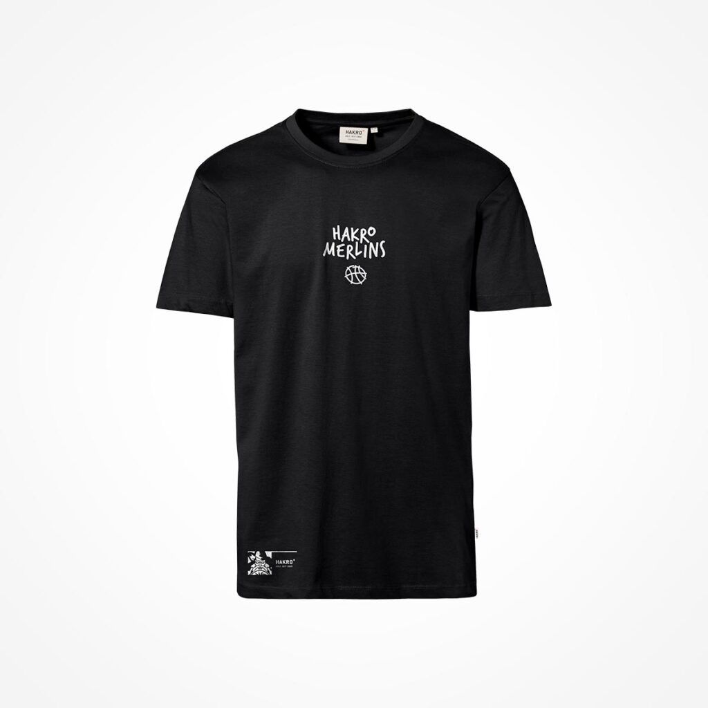 Ein schwarzes T-Shirt mit kurzen Ärmeln, auf dessen Brust in Weiß der Schriftzug „HARO MERLINS“ und eine kleine Basketball-Grafik aufgedruckt sind. Außerdem befindet sich am unteren Saum ein kleines weißes Etikett.