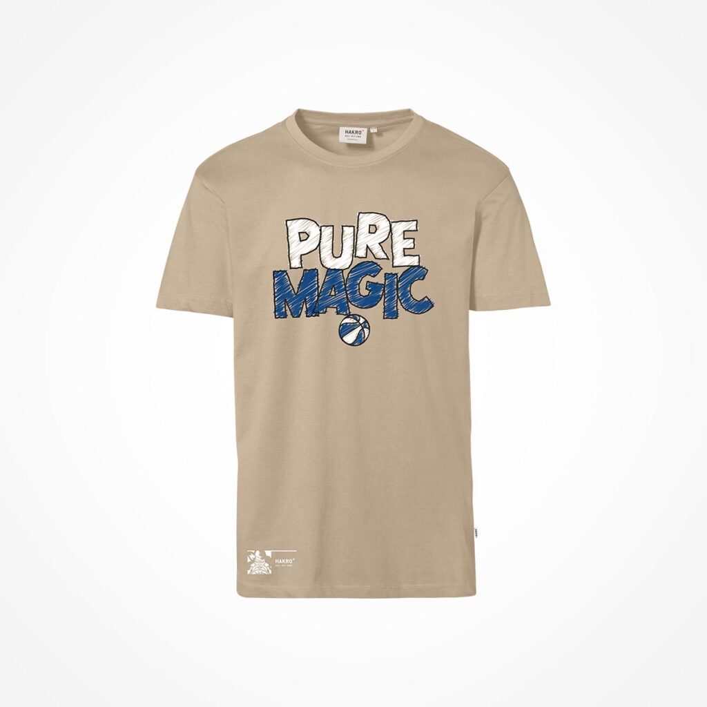 Beiges T-Shirt mit der Aufschrift „PURE MAGIC“ in weißen und blauen Buchstaben auf der Vorderseite, mit einer kleinen Basketball-Grafik innerhalb des Textes. Das Shirt hat einen Rundhalsausschnitt und kurze Ärmel.