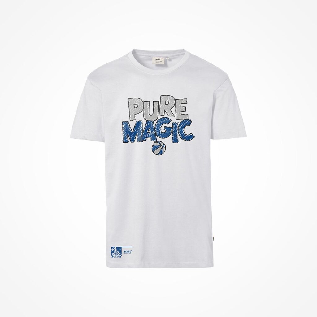 Weißes T-Shirt mit der Aufschrift „PURE MAGIC“ in fetten blauen und grauen Buchstaben quer über der Brust, darunter eine kleine Basketball-Grafik unter dem Wort „MAGIC“..