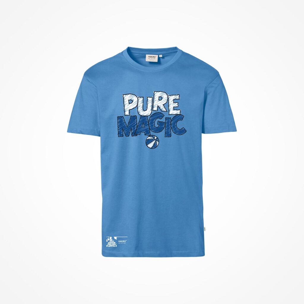 Ein blaues T-Shirt mit der Aufschrift „PURE MAGIC“ in fetten weißen und blauen Buchstaben und einer kleinen Basketball-Grafik unterhalb des Textes, dargestellt auf einem schlichten weißen Hintergrund.