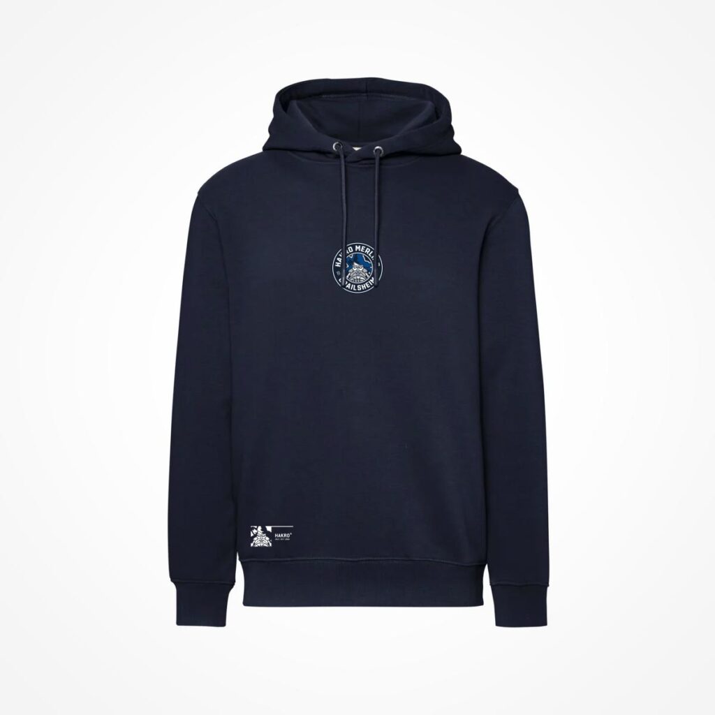 Ein marineblaues Kapuzensweatshirt mit einem kleinen runden Wappen auf der Brust und einem weißen, rechteckigen Etikett links am unteren Saum, dargestellt auf einem schlichten weißen Hintergrund.