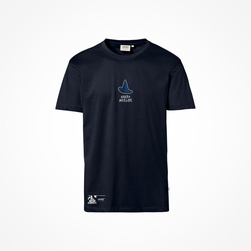 Ein schlichtes schwarzes T-Shirt mit einem kleinen blauen Hai-Flossen-Motiv und dem Schriftzug „HAND MELKINS“ auf der Brust sowie einem weißen Logo-Aufnäher unten links am Saum.