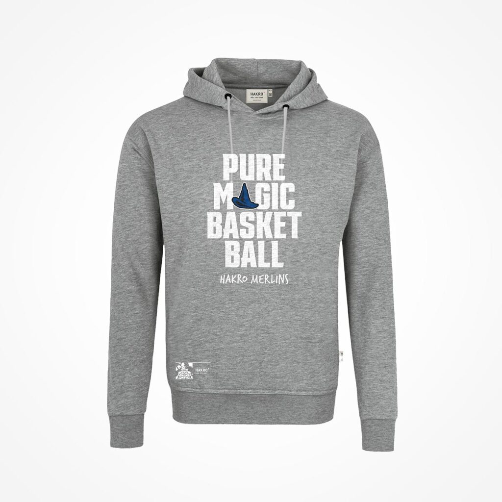 Ein grauer Kapuzenpullover mit der Aufschrift „PURE MAGIC BASKETBALL HAKRO MERLINS“ in Weiß. Das „A“ in „MAGIC“ ist ein blauer Zaubererhut. Der Kapuzenpullover hat eine Kapuze mit Kordelzug und eine Vordertasche.
