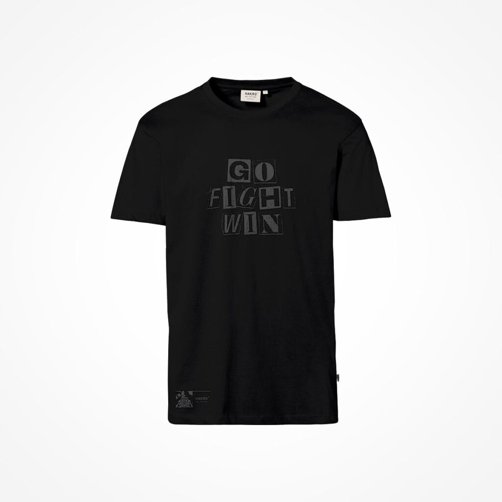 Das „Go Fight Win“-Shirt in Schwarz ist mit dem Schriftzug „GO FIGHT WIN“ versehen, der in fetten schwarzen Blockbuchstaben quer über die Brust gedruckt ist. Vor einem schlichten weißen Hintergrund besticht dieses Shirt durch ein schlichtes, modernes Design.